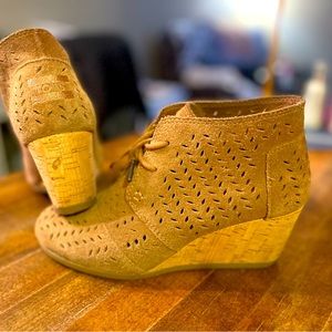 Toms beige suede lace up ankle boot size 7